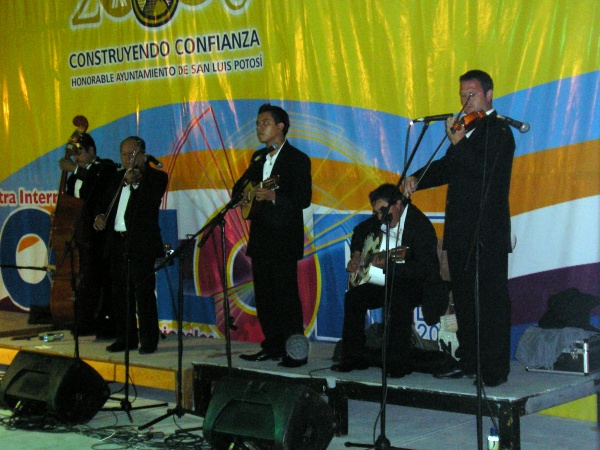 Mexické strunné kvarteto předvádějící hudbu z počátku 20. století ve městě San Luis Potosí v Mexiku. Květen 2005.
